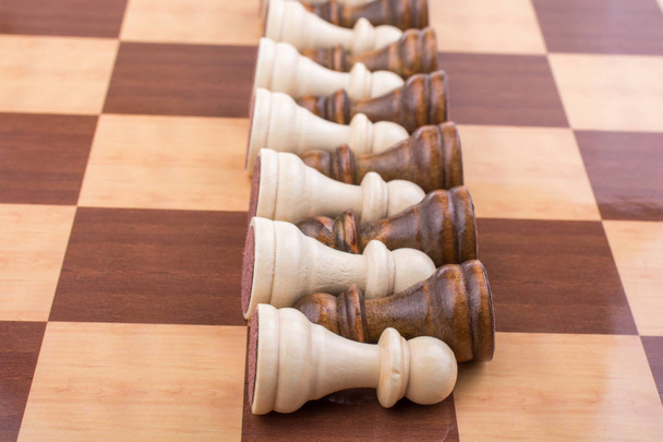 Σκακιέρα με πιόνια σκακιού. - Φωτογραφία, εικόνα