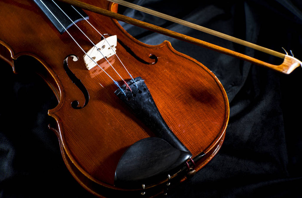 Violon avec arc de violon sur le tissu noir, vintage
 - Photo, image