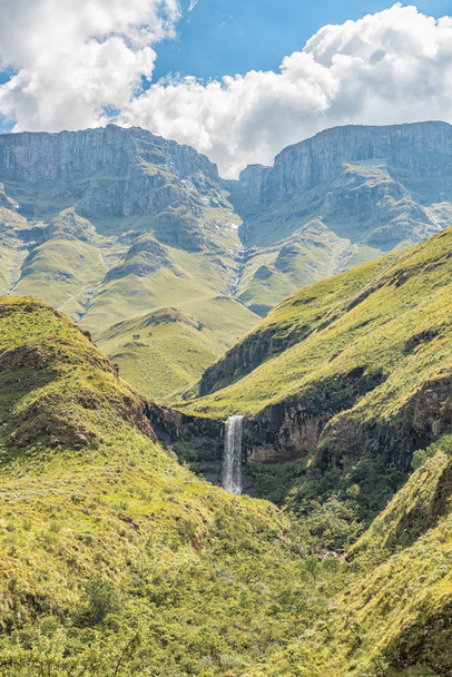 An unnamed waterfall as seen from the Sani Pass near Himeville, in the Kwazulu-Natal Province of South Africa - Foto, Imagem