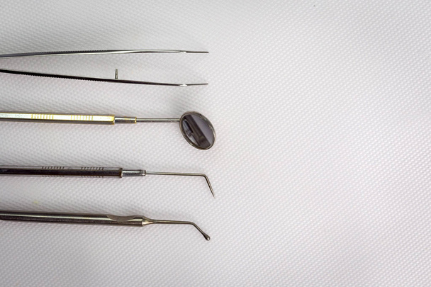herramientas dentales sobre fondo blanco vista superior. Estomatología
 - Foto, Imagen