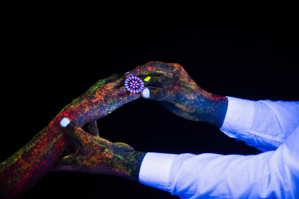 conceito de conectar mãos criativo casamento fotografia em néon luz masculino e feminino palmas juntos segurar um no outro cara faz uma oferta com um anel de noivado
 - Foto, Imagem