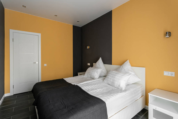 nyári reggel. A Hotel standart szoba. modern hálószoba fehér párnák. egyszerű és elegáns belső tér. - Fotó, kép
