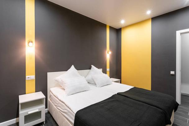 Hotelzimmer. modernes Schlafzimmer mit weißen Kissen. einfaches und stilvolles Interieur. Innenbeleuchtung - Foto, Bild