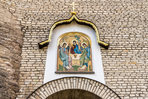 Mosaïque de la Sainte Trinité sur la porte principale du Kremlin Pskov ou Krom Pskov, Russie
 - Photo, image