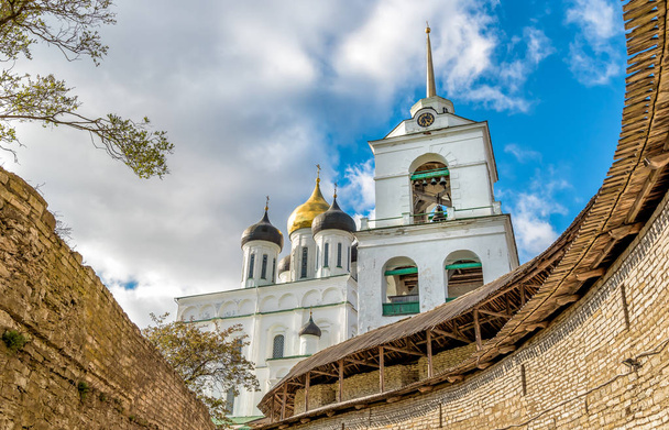 View of Holy Trinity Cathedral in the Pskov Krom or Pskov Kremlin, Russia - Foto, Imagem