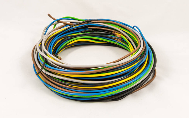 Rouleau de câbles électriques multicolores isolés sur fond blanc
 - Photo, image