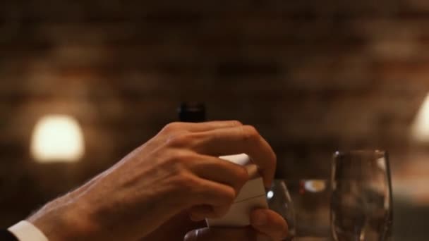 Ο άνθρωπος που δίνει ένα δαχτυλίδι αρραβώνων για τη φίλη της στο εστιατόριο - Πλάνα, βίντεο