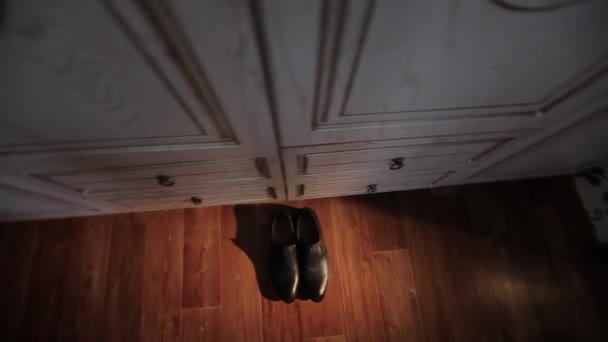 Férfi cipők állni közelében a kabinet - Felvétel, videó