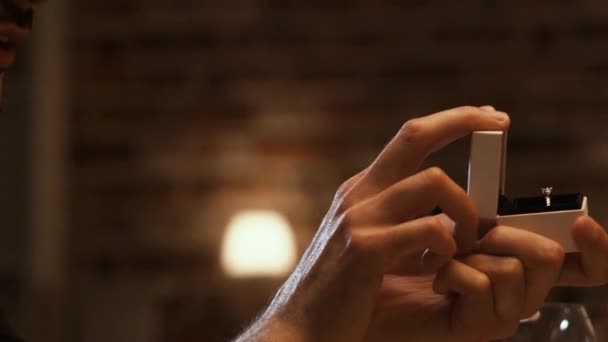 Homme donnant une bague de fiançailles à sa petite amie au restaurant
 - Séquence, vidéo