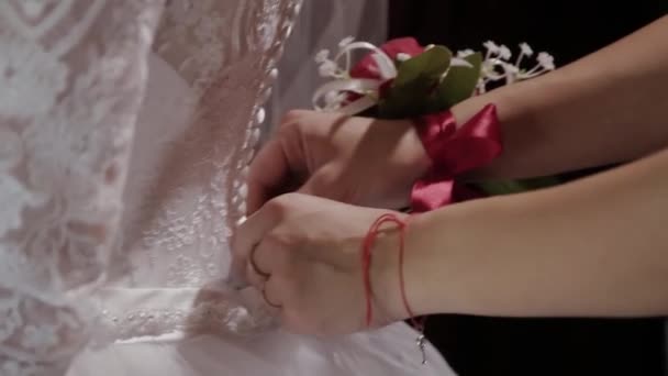 Mężczyzna wiązanie gorsetu na narzeczonych, suknia ślubna - Materiał filmowy, wideo