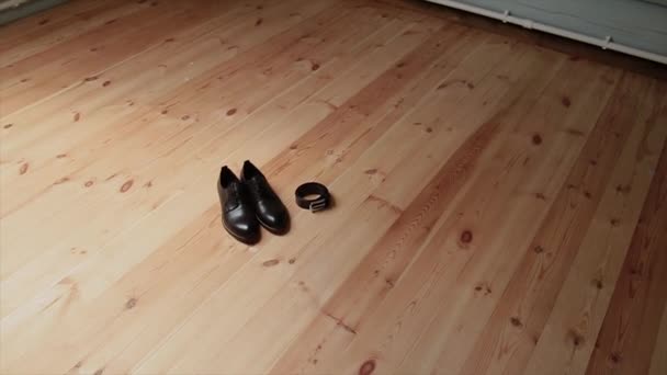 Pánská obuv stojí poblíž kabinet - Záběry, video