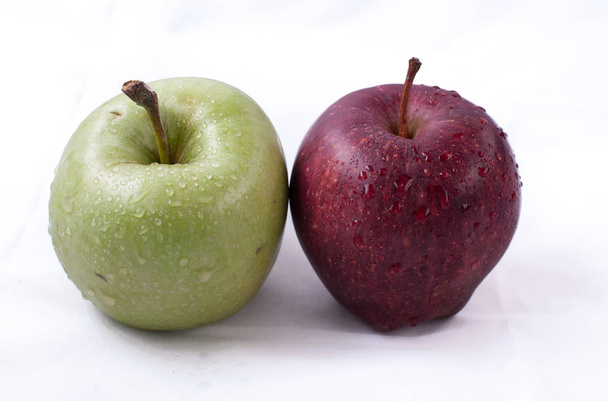Green and red apples on a white background - Φωτογραφία, εικόνα