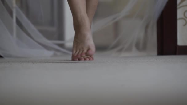De benen van een vrouw lopen op de vloer - Video