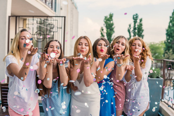 Belle donne amiche divertirsi alla festa di addio al nubilato
 - Foto, immagini