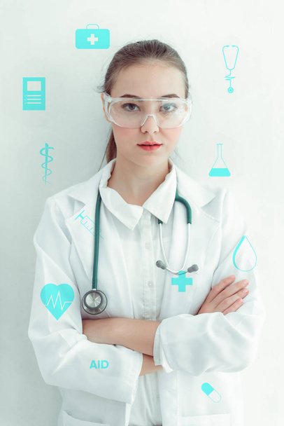 Retrato de médico feminino em fundo branco isolado com ícones médicos., Cuidados de saúde e conceito médico
. - Foto, Imagem
