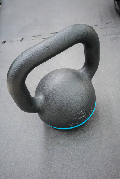 Bouilloire en fer boule fermée sur tapis de fitness pour la musculation et la musculation
. - Photo, image