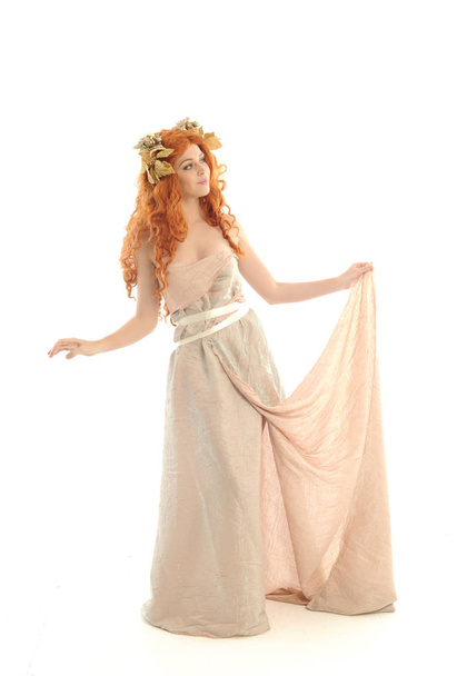 retrato de longitud completa de la señora de pelo rojo bonita con vestido de toga fantasía, de pie pose sobre fondo blanco
. - Foto, Imagen
