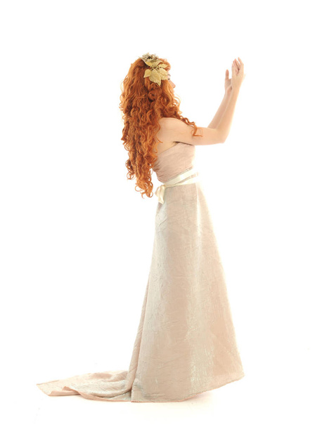 ファンタジー栂ドレス、白い背景の上に立ってポーズを着てかわいい赤髪の女性の完全な長さの肖像画. - 写真・画像