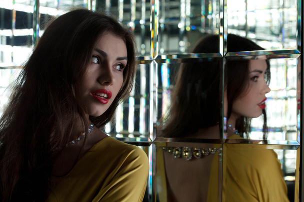 Pretty young woman near mirror - Foto, Imagen
