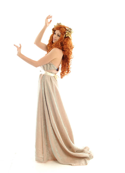 retrato de longitud completa de la señora de pelo rojo bonita con vestido de toga fantasía, de pie pose sobre fondo blanco
. - Foto, imagen