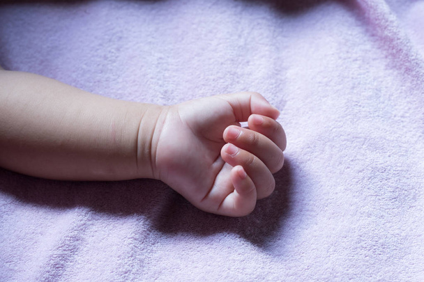 μικρό χέρι του νεογέννητου μωρού. έννοια της φροντίδας και της γέννησης. - Φωτογραφία, εικόνα