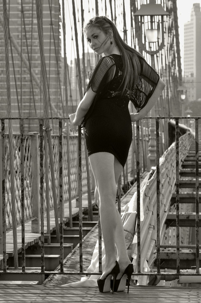 Мода моделі позують сексуальний коротше Чорне плаття на Бруклінський міст в Нью-Йорку - Фото, зображення