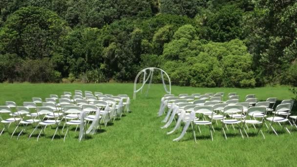 Весільна церемонія на зеленому газоні в саду. Тло події
 - Кадри, відео