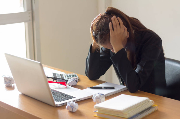  donna d'affari sensazione di stress dal lavoro in ufficio
 - Foto, immagini