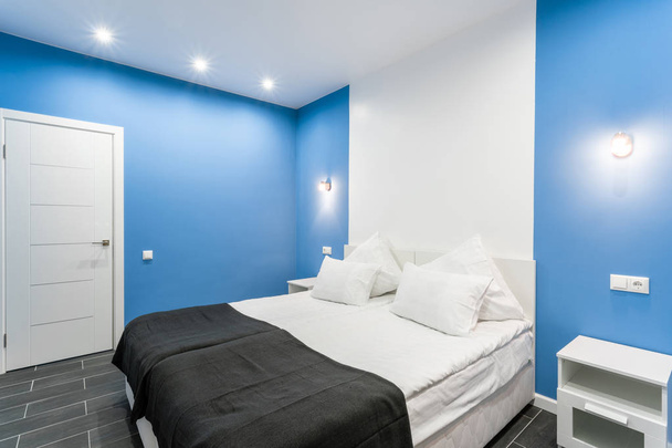 Hotelzimmer. modernes Schlafzimmer mit weißen Kissen. einfaches und stilvolles Interieur. Innenbeleuchtung - Foto, Bild