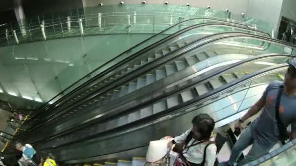 4k lidí na rychlý Pohyblivý eskalátor ve veřejné budově - Záběry, video