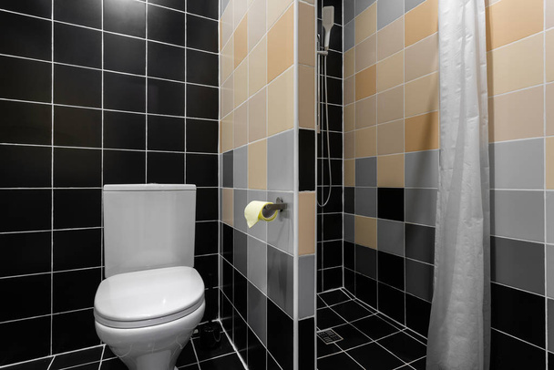 Bagno con doccia, WC e lavandino. Hotel standart camera da letto. interni semplici ed eleganti. illuminazione interna
 - Foto, immagini