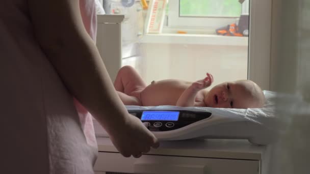 Maman gardant un contrôle sur le poids du bébé
 - Séquence, vidéo