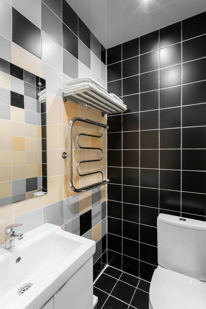 Bagno con doccia, WC e lavandino. Hotel standart camera da letto. interni semplici ed eleganti. illuminazione interna
 - Foto, immagini