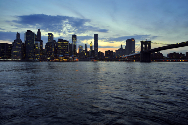 Вечер Нью-Йорка с Бруклинским мостом через реку Гудзон
 - Фото, изображение