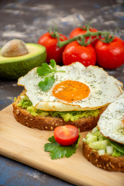 Avocado egg toasts, whole grain bread, fresh tomatoes - Foto, Imagem