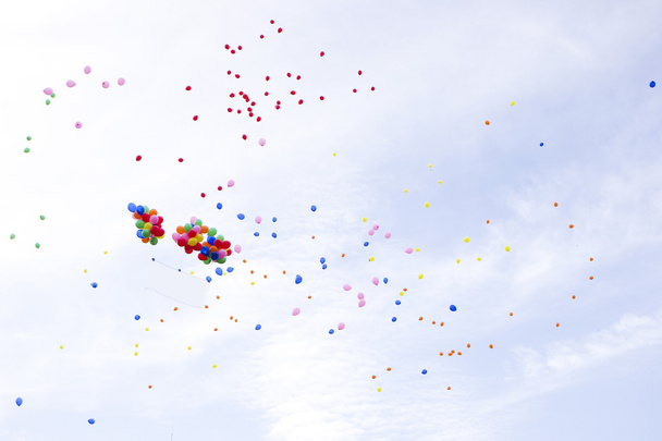 Gökyüzü arka planında bir sürü renkli balon - Fotoğraf, Görsel