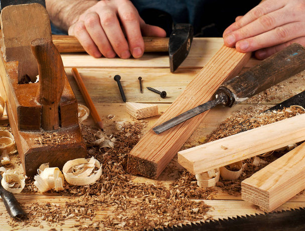 Плотник инструменты на деревянном фоне стола. Принято. Вид сверху
 - Фото, изображение