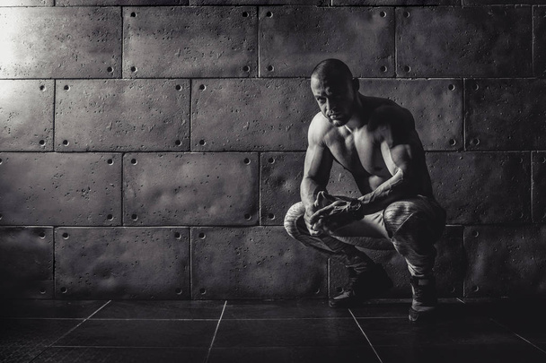 Сильный бодибилдер спортсмен накачивая мышцы тренировки бодибилдинг концепция фона - мускулистый культурист красивые мужчины делают упражнения в спортзале голый туловище
 - Фото, изображение