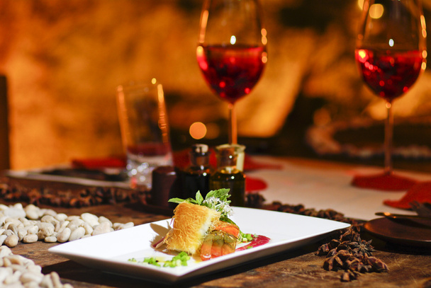 Romantický lososí steak s červeným vínem - Fotografie, Obrázek
