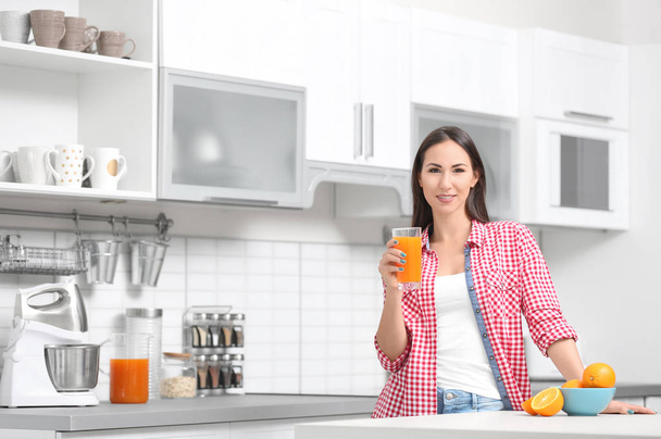 woman with glass of orange juice - Φωτογραφία, εικόνα