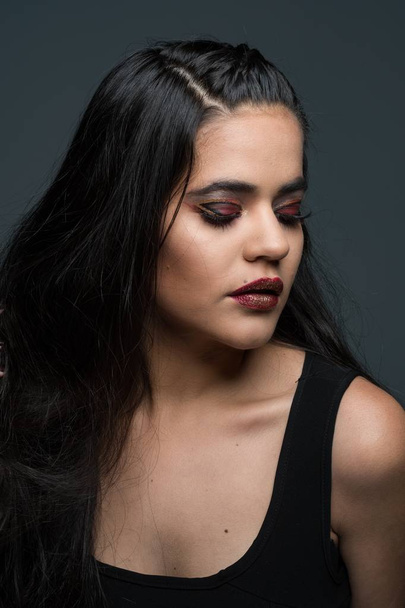 Latino tiener meisje modelleren in een portret sessie - Foto, afbeelding