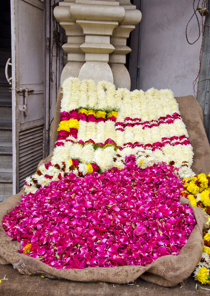 varias flores en el mercado callejero de Delhi
 - Foto, Imagen