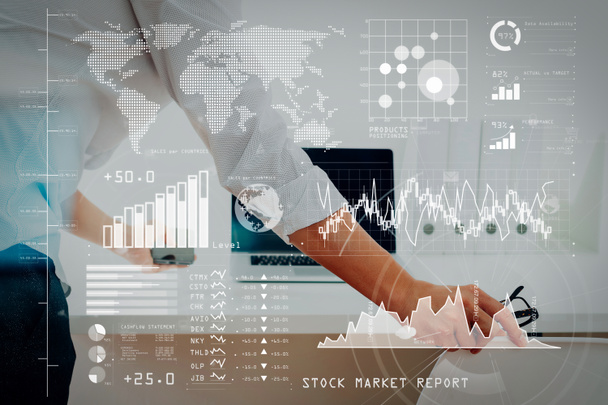 投資家は株式市場のレポートおよびダッシュ ボードの金融ビジネス インテリジェンス (Bi)、主要業績評価指標 (Kpi) を分析します。Vr グラフと近代的なオフィスとアイコンがグラフで働いて実業家. - 写真・画像