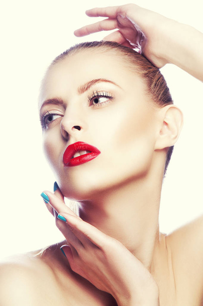 Портрет жінки з червоними губами і синім лаком для нігтів
 - Фото, зображення