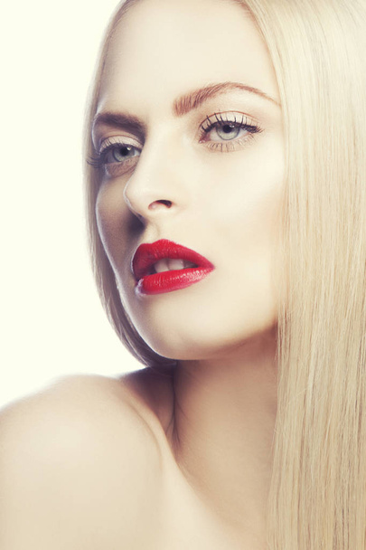Retrato de mujer con moderno maquillaje de labios rojos sobre fondo blanco
 - Foto, imagen