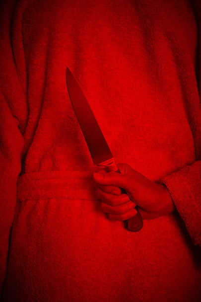 Δολοφόνος γυναίκα με ένα μαχαίρι. Βίας επιθετικότητας. Εγκληματική δολοφόνο. Δολοφόνος - Φωτογραφία, εικόνα