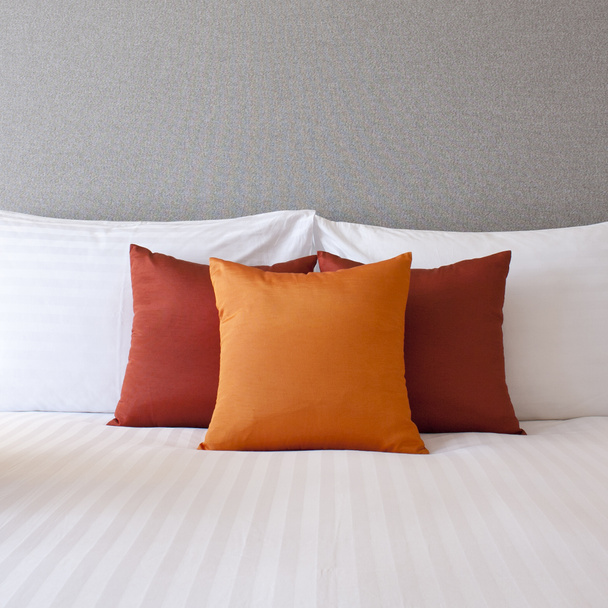 kolorowe poduszki na łóżku hotel z miejsca na tekst - Zdjęcie, obraz