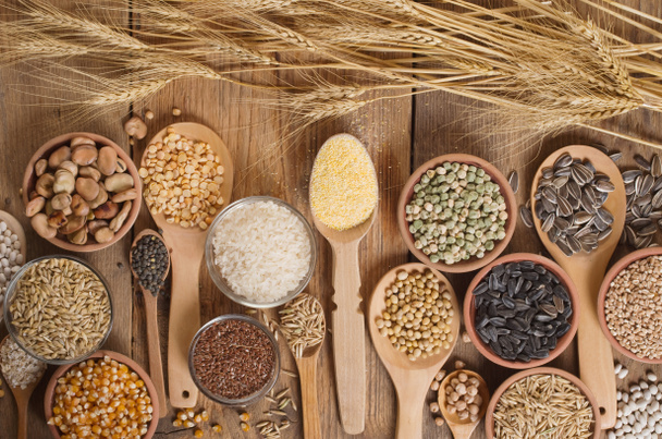 Getreidekörner, Samen, Bohnen auf Holzgrund. - Foto, Bild