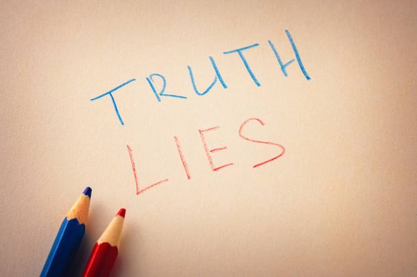 Λέξεις αλήθεια και ψέματα σε χαρτί - Φωτογραφία, εικόνα