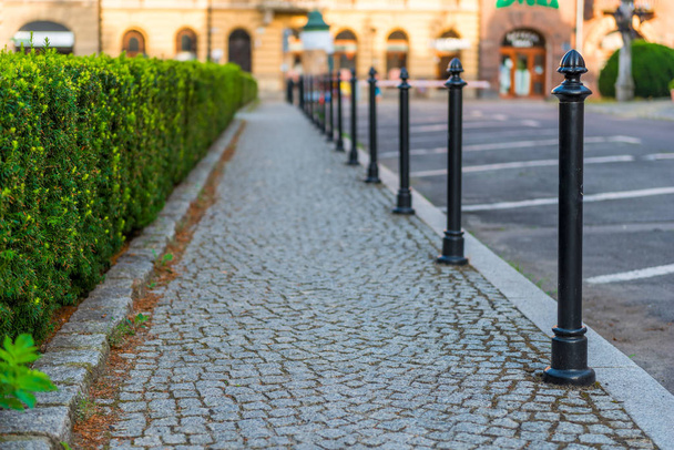 Bürgersteig, gesäumt von grauen Pflastersteinen Nahaufnahme - Foto, Bild